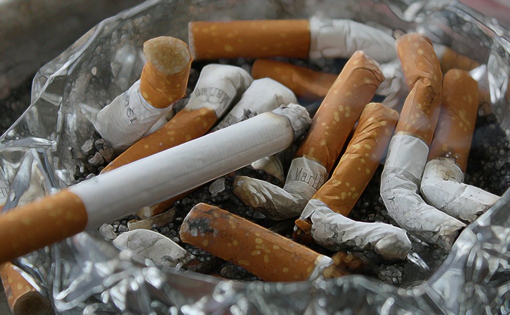 cendrier plein; pixabay; clope; fumer; destruction; laisser aller; cigarettes; cloper; cendre; cendres